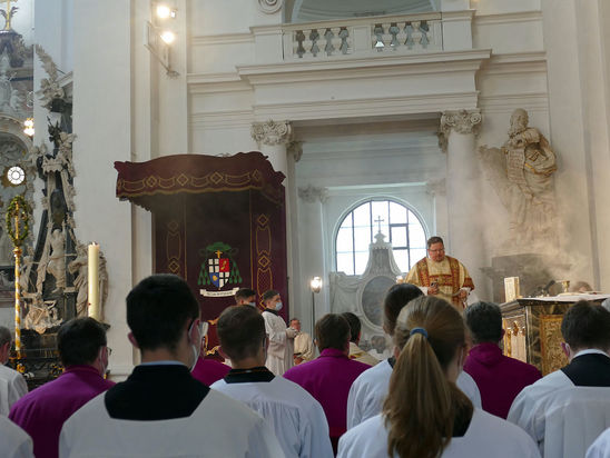 Diakonenweihe im Fuldaer Dom (Foto: Karl-Franz Thiede)